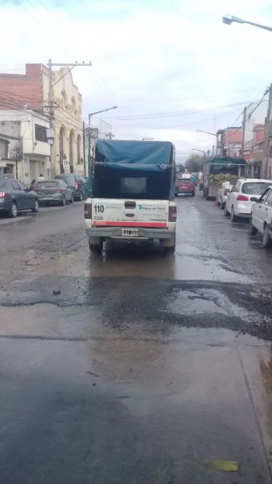 Vecinos reclaman por una pérdida de agua en calle San Martín y Gorriti