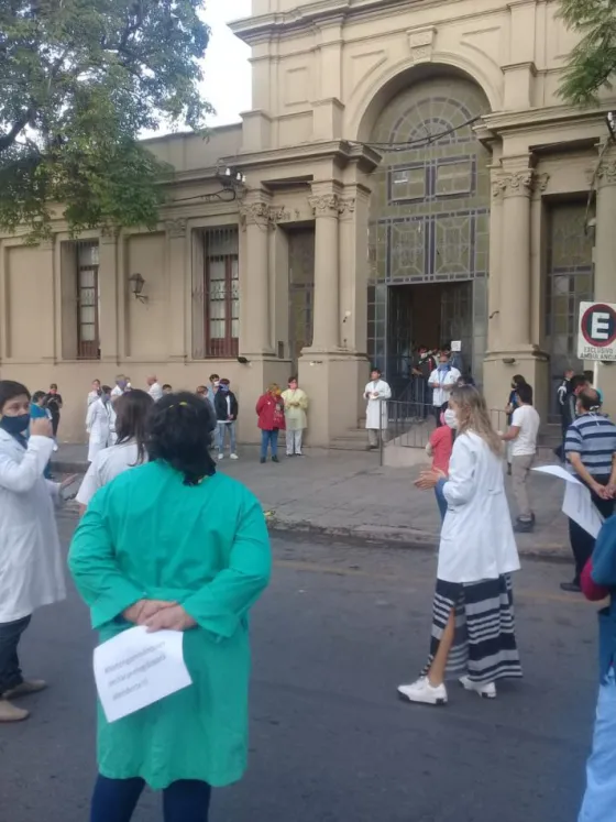 Trabajadores de la salud se manifestaron afuera del Hospital del Milagro