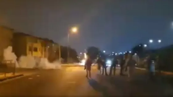 Insólito: organizaron una fiesta en plena cuarentena y terminaron tirándose piedras