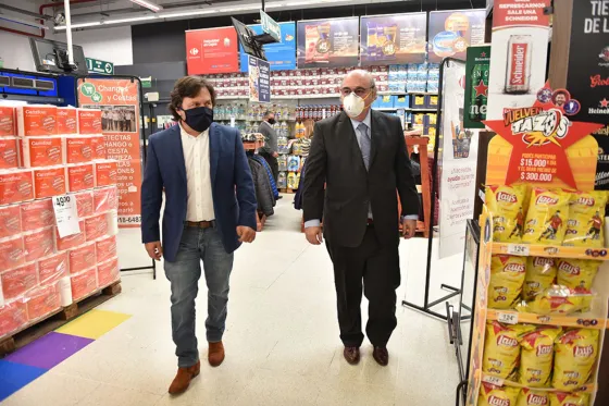 Saénz recorrió los comercios y dijo que están respetando las normas y protocolos sanitarios