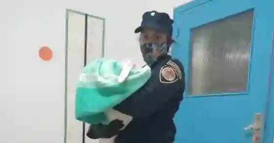 Una bebé recién nacida fue vendida por sus padres y le pagaron con dólares falsos