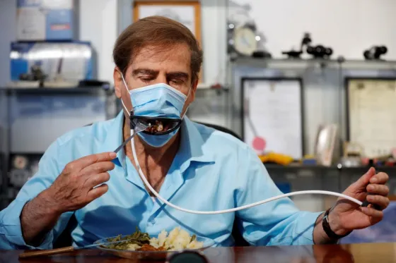 Crearon un barbijo mecánico para salir a comer