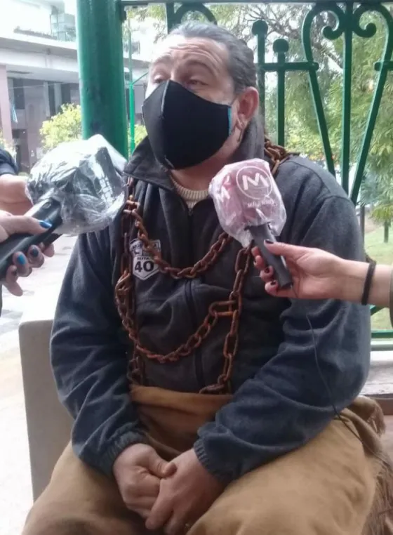 Salta: un trabajador de turismo se encadenó en la Catedral