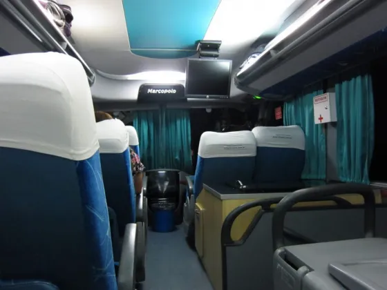 Hace más de dos días que repatriados salteños no pueden bajar del colectivo, en Metán