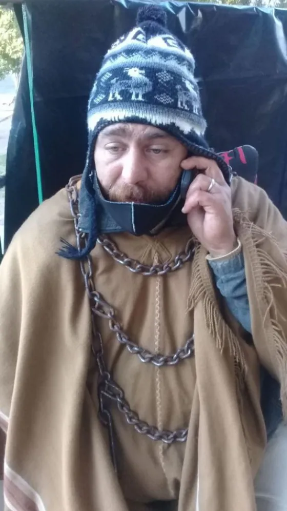 El trabajador de turismo sigue encadenado hace 3 días en la plaza 9 de Julio
