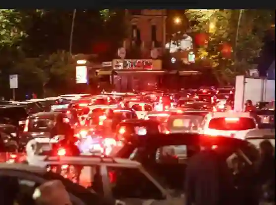 “Locura colectiva”: una gran cantidad de italianos en las primeras salidas nocturnas