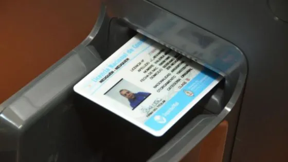 Agentes de tránsito "vendían" licencias de conducir: hay once detenidos