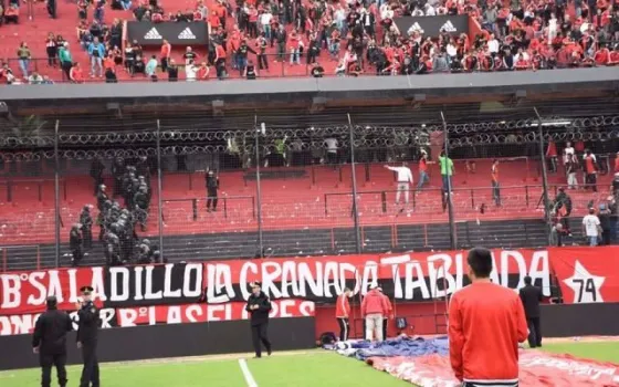 No vas a poder creer lo que se robó la barra de Newell's  para agredir a los jugadores de Central