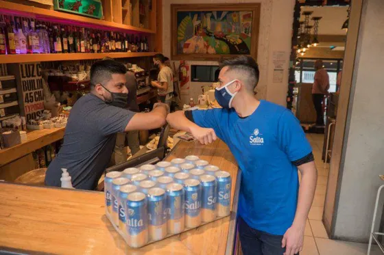 Cerveza Salta cumple con la ayuda para reactivar bares y peñas