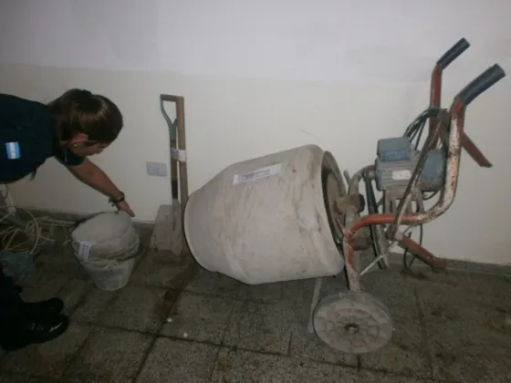 El peor ladrón del mundo, quiso robar y quedó atrapado bajo su botín