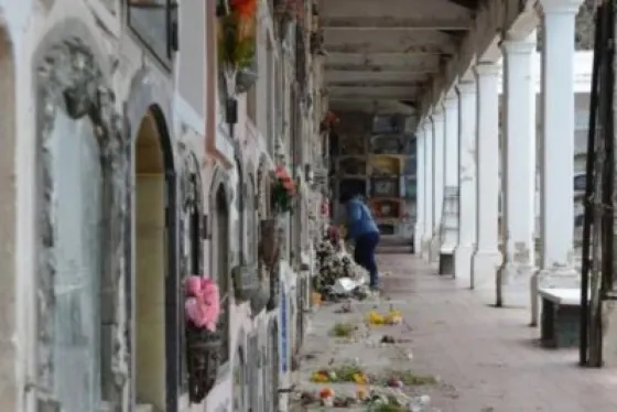 Juzgado por prender fuego a su pareja en el cementerio