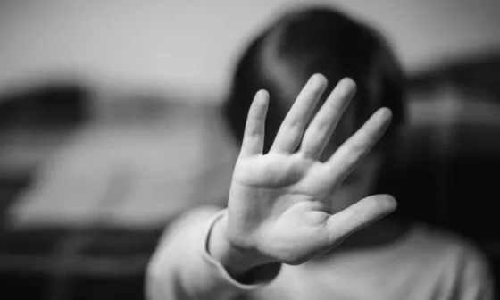 Fue abusada durante años por su padrastro, pero su madre no lo denunció