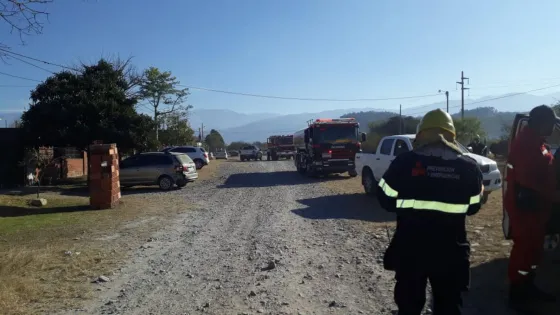 Intensa labor para extinguir un incendio de pastizales en San Luis