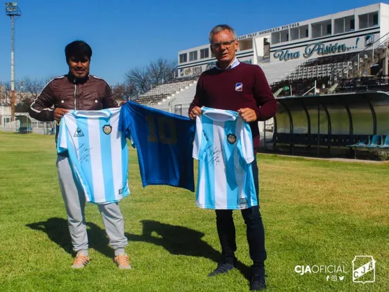 Juventud Antoniana sorteara camisetas firmadas por MARADONA