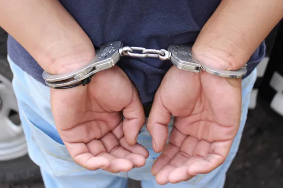 Ebrio, amenazó de muerte a su pareja con un cuchillo: está detenido