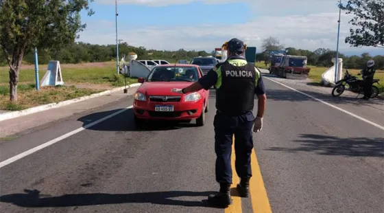 Familia salteña no puede entrar a la provincia y se encuentra varada en la ruta.
