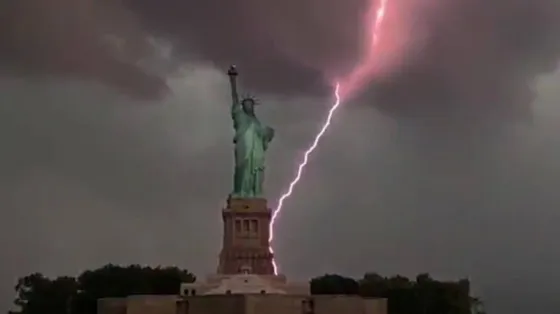 VIDEO: Impresionante! rayo cae sobre la estatua de la libertad