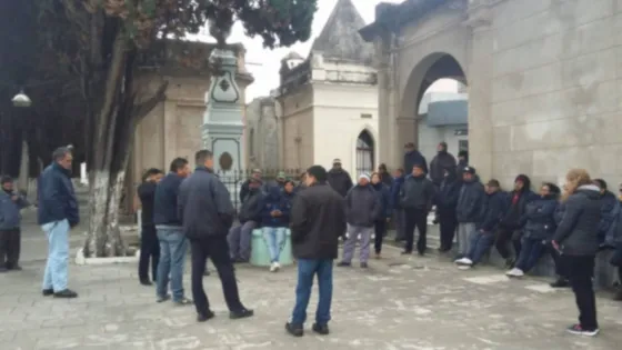 Trabajadores del cementerio municipal denuncian malos tratos por parte de la direccion