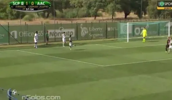 Le cobraron un penal a un jugador que calentaba fuera de la cancha. Mirá el video