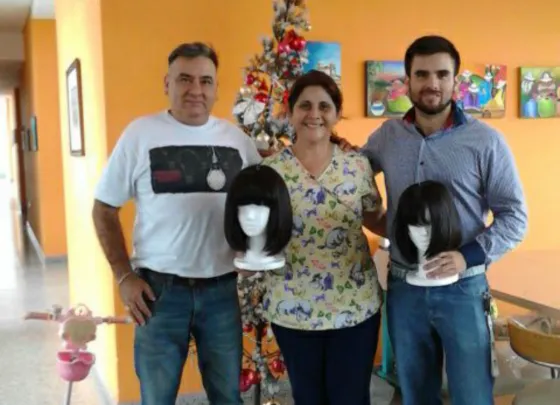 Elena Saravia, coordinadora de HOPe, junto a Pablo Ibarra, peluquero.