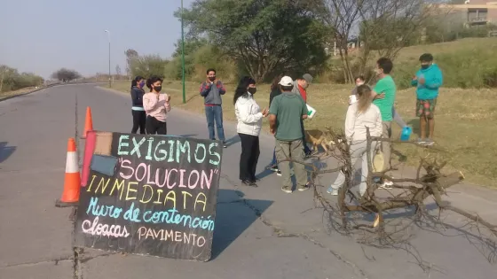 Inundados, sin cloacas ni calles pavimentadas: vecinos del barrio Nuestra Señora del Carmen indignados