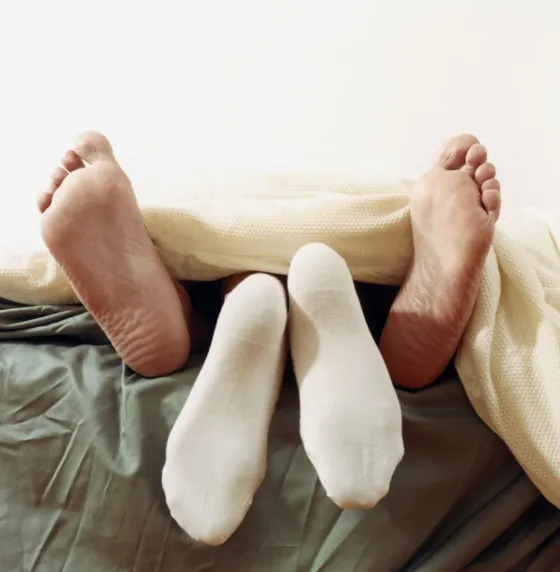 Se viene el frío, ¿es mejor dormir con o sin medias?