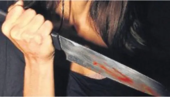 Le clavó un cuchillo sierrita a su ex: fue imputada