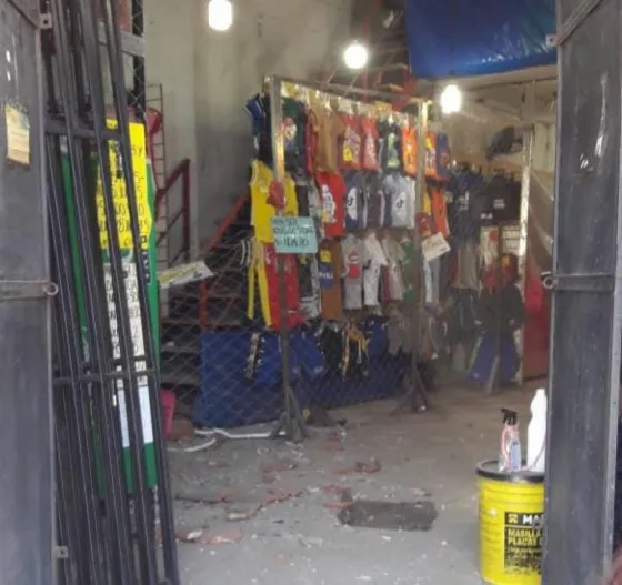 En pleno centro se cayó el techo de un local comercial sobre una señora