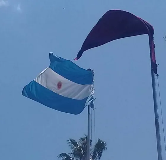 Cambiaron la bandera argentina de Plaza 9 de Julio
