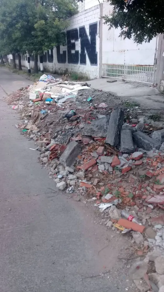 Una gran cantidad de basura afuera de la cancha de Central Norte