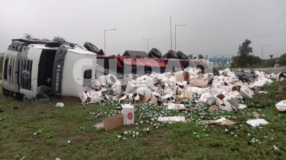Volcó un camión cargado de cerveza y todas las latas quedaron en el piso