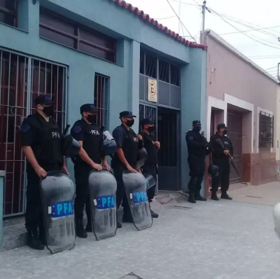 Allanan una iglesia evangélica y otro domicilio en Capital