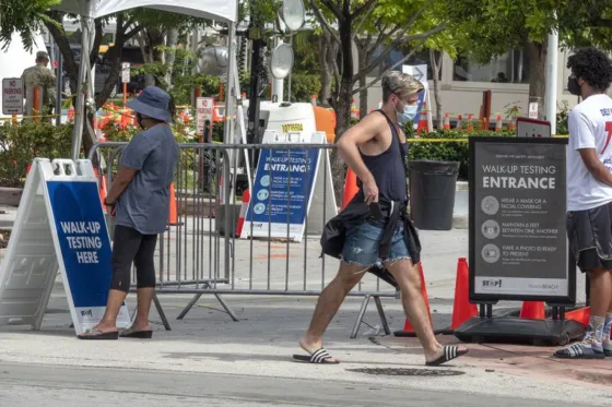 EEUU registró la cifra más alta de muertes de COVID-19 en un día desde abril con más de 2.500 fallecidos