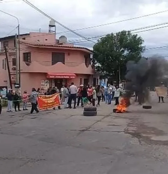 AHORA. Vecinos de Barrio el Carmen cortaron calles en el Templete de San Cayetano