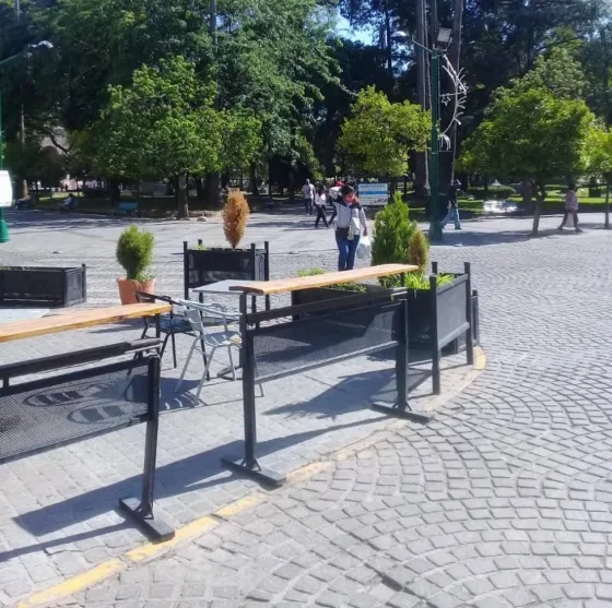 En pleno centro salteño, una confitería se adueñó de la calle