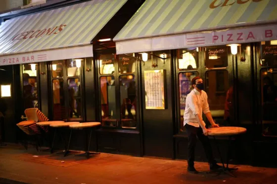 Rebrote en Europa: Londres volvió a cerrar cines, teatros y restaurantes