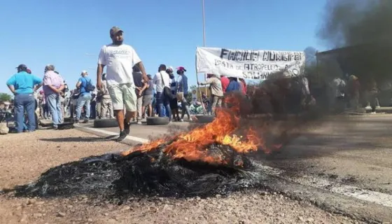 Municipales cortaron la ruta 50 en reclamo del bono de fin de año