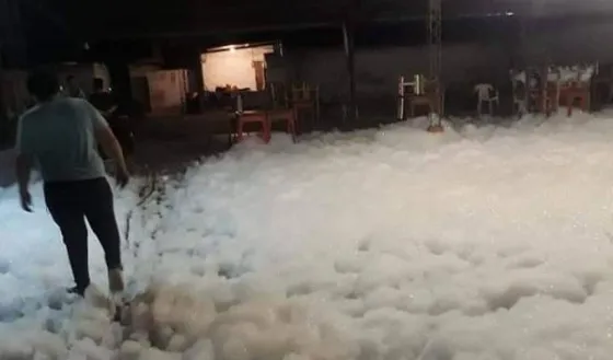 Organizaron una "fiesta de la espuma" en un bar, lo clausuraron