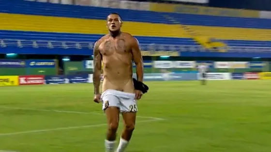 Escándalo en Paraguay por el polémico festejo del goleador argentino Raúl Bobadilla