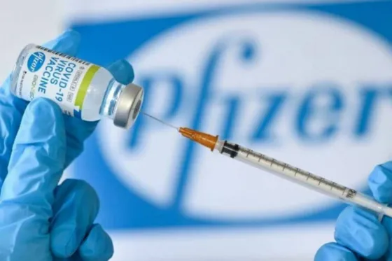 Un enfermero dio positivo más de una semana después de recibir la vacuna de Pfizer
