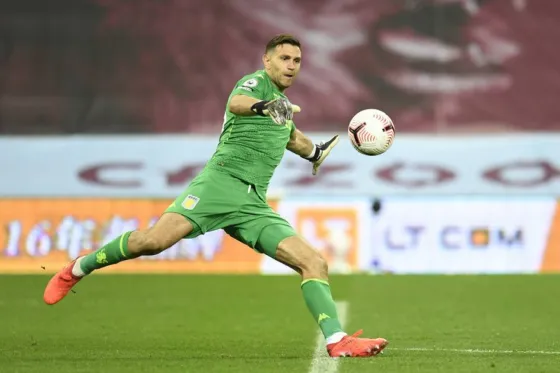 Un estudio reveló que Emiliano Martínez fue el mejor arquero del año en la Premier League