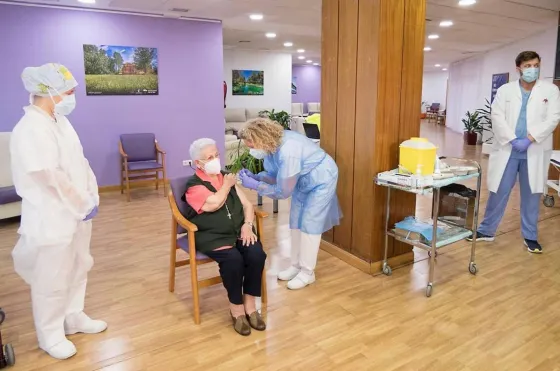 COVID-19: La primera persona vacunada en España recibe la segunda dosis