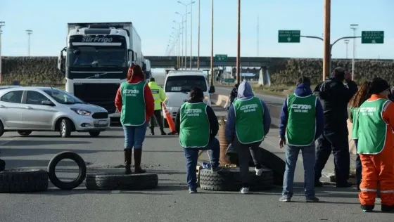 Tensión en Santa Cruz, cuando Gendarmería desalojó un corte de ruta