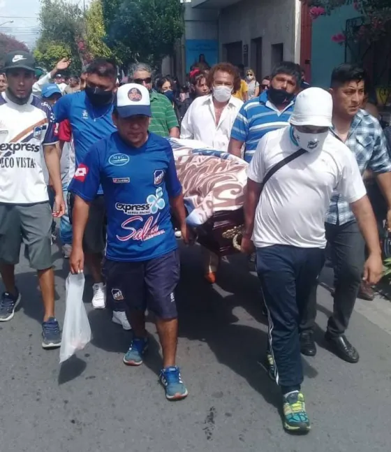 Falleció un hincha de Juventud y barras llevan su ataúd caminando