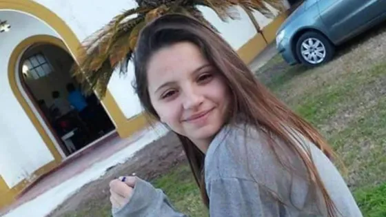 Una adolescente fue apuñalada por su ex novio policía y los vecinos atacaron la comisaría