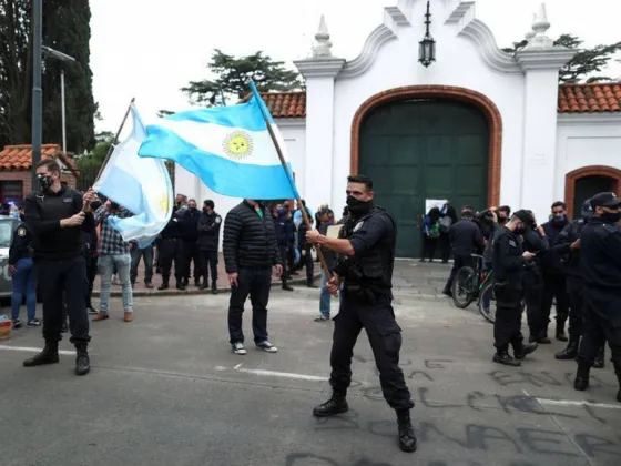 Desafectaron a 400 policías bonaerenses que participaron de las protestas frente a la Quinta de Olivos