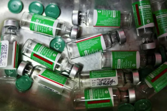 Llegaron al país 580.000 dosis de la vacuna Covishield fabricada en India