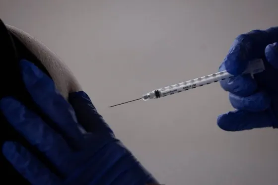 Pfizer y Moderna anunciaron que la variante sudafricana redujo la eficacia de sus vacunas