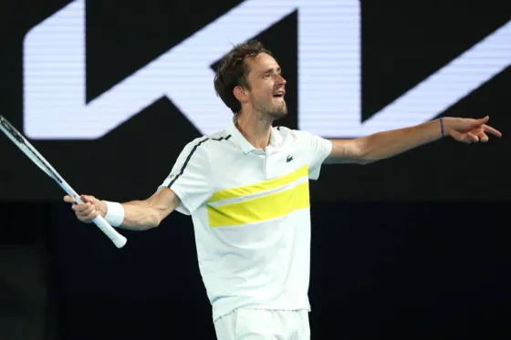 Daniil Medvedev aplastó a Stéfanos Tsitsipás