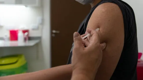 Quiénes son los jóvenes funcionarios que accedieron a la vacuna en el Hospital Posadas